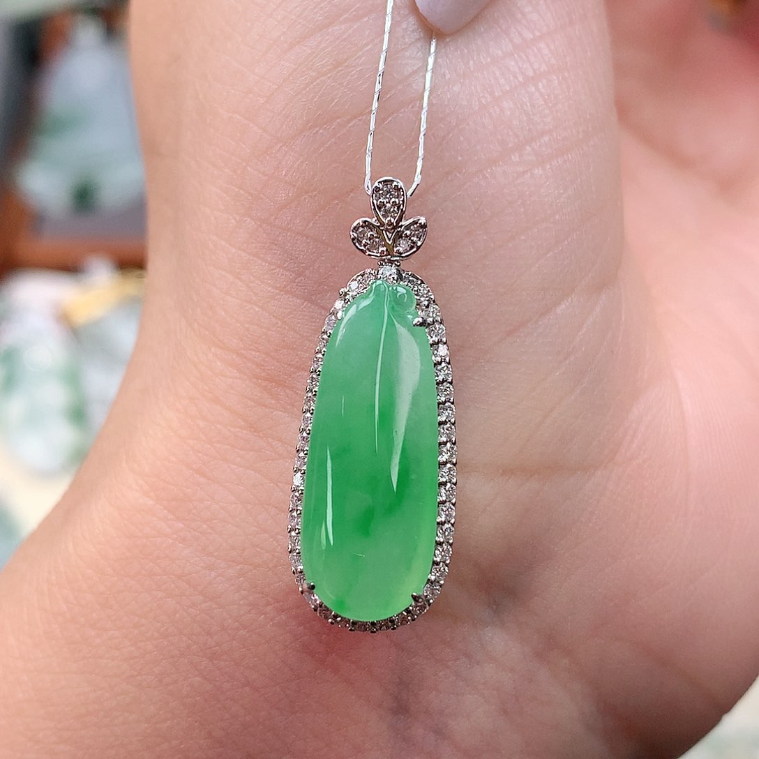 颈饰18K金镶嵌翡翠瓜