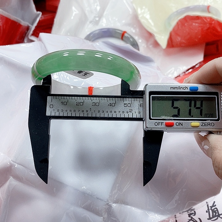 翡翠手镯未镶嵌260，。   