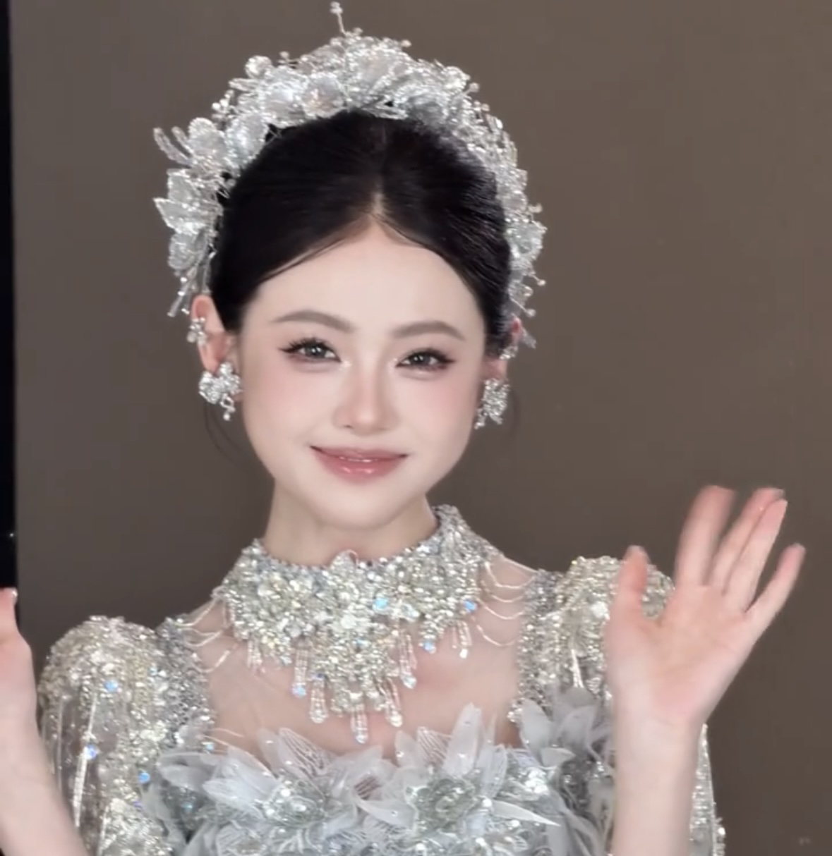 新款轻奢重冰胶银灰色闪耀新娘皇冠套装奢华主婚纱婚礼跟妆头饰品