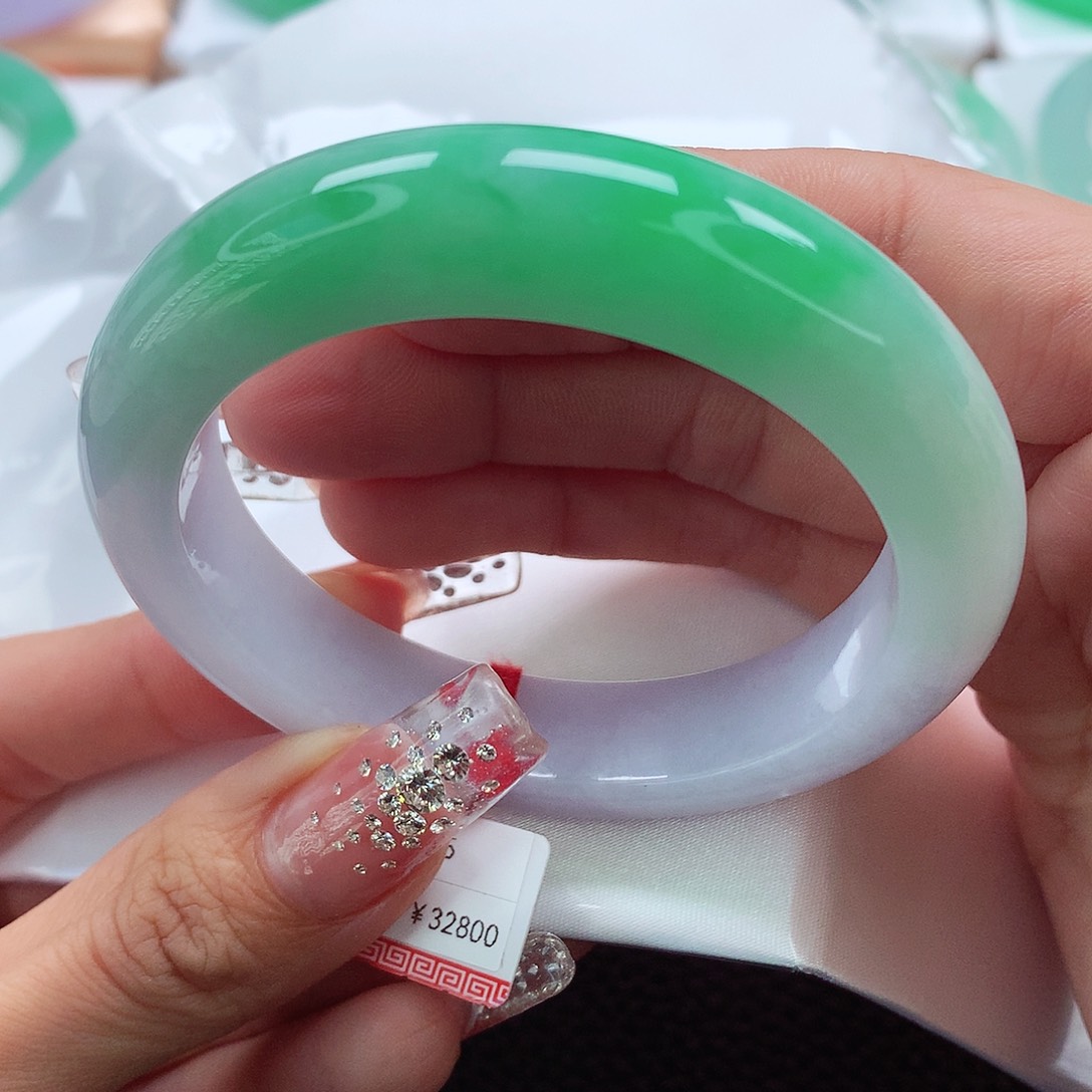 翡翠手镯未镶嵌52.53.54正阳绿春彩 微棉线捡漏性比价