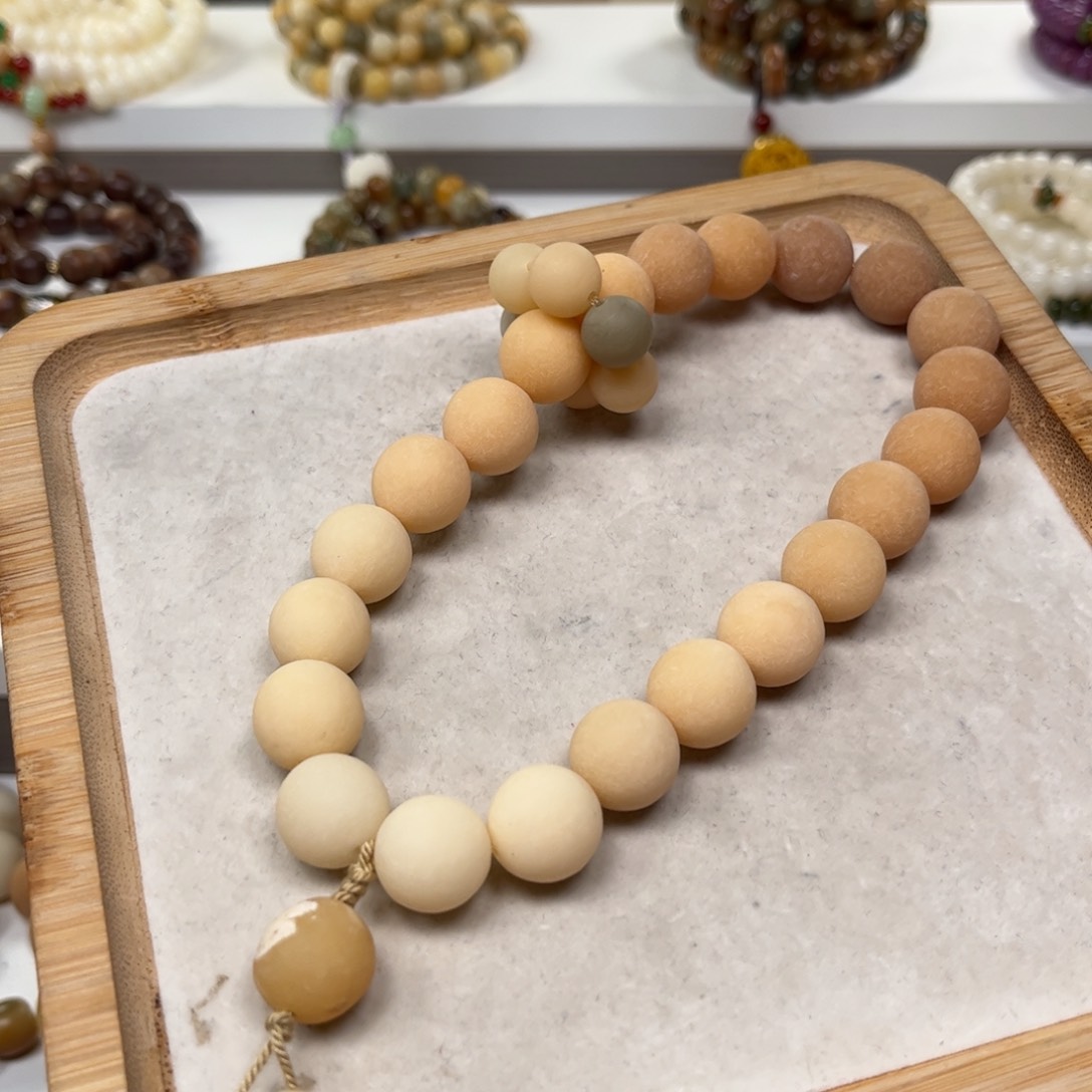 白玉菩提吊坠原籽渐变手持