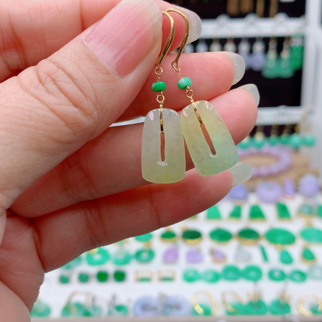 翡翠18K金镶嵌耳饰的