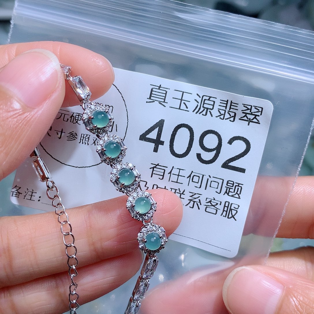 翡翠颈饰未镶嵌4092。