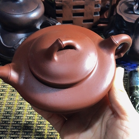 紫砂茶壶原矿泥料手工制作紫砂壶。