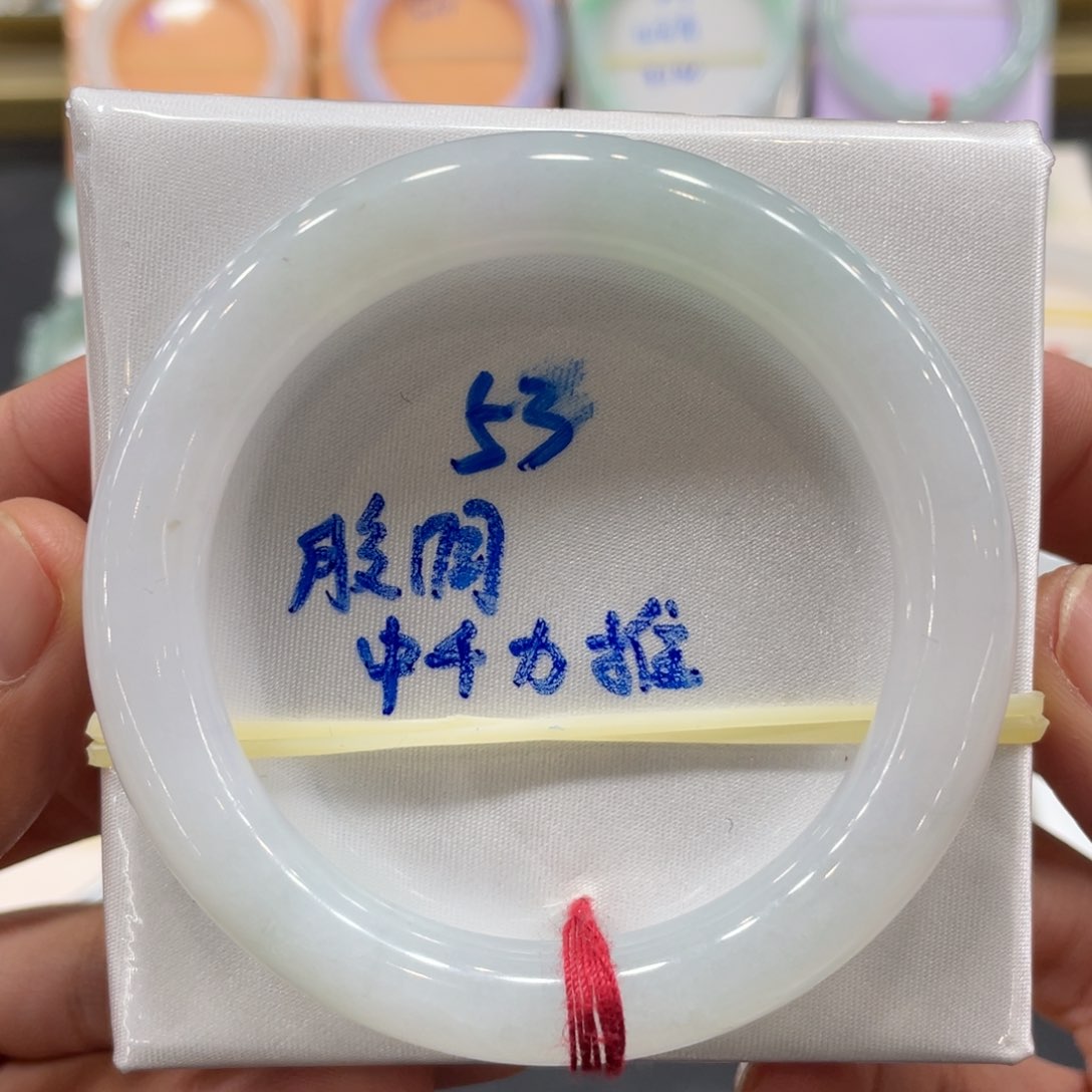 翡翠手镯未镶嵌翡翠手镯