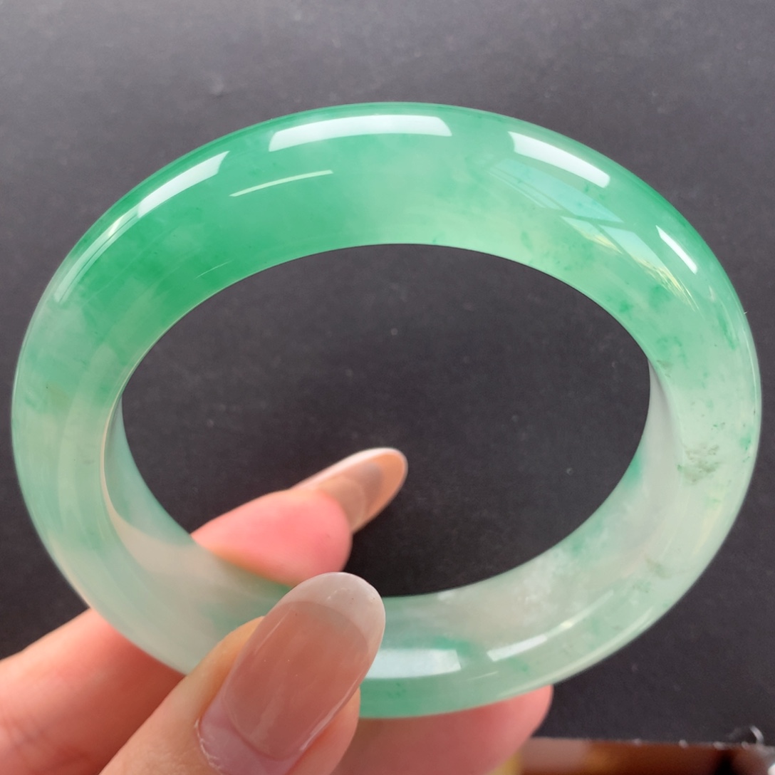 小***巴石英质玉未镶嵌手镯