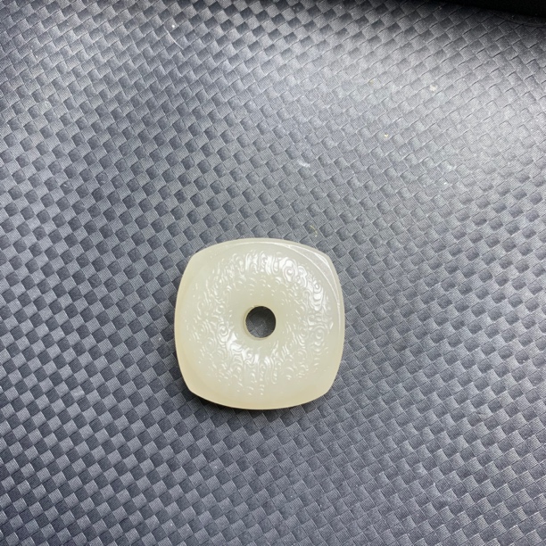 和田玉藕粉方圆扣吊坠