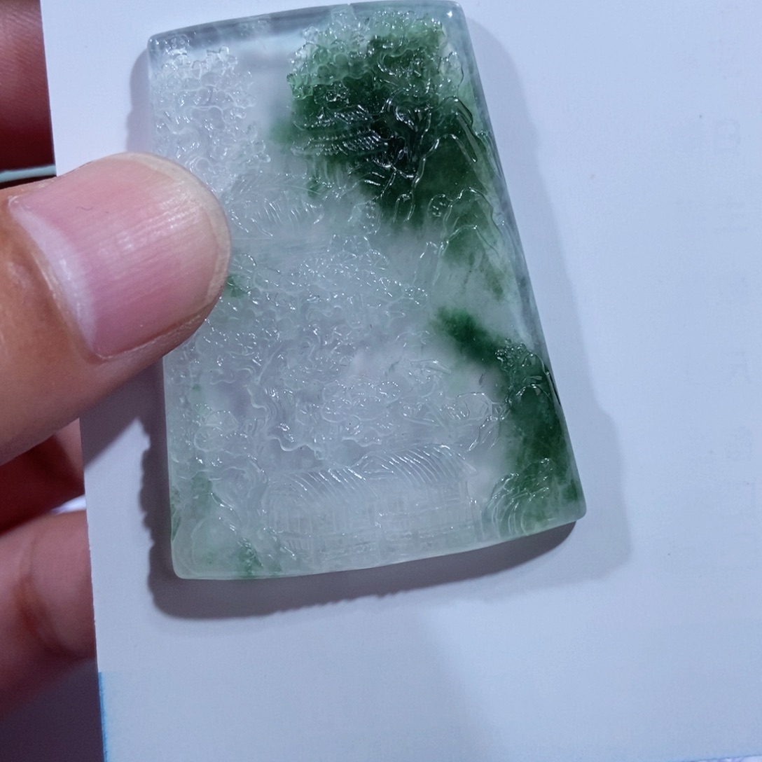 翡翠未镶嵌颈饰一**天