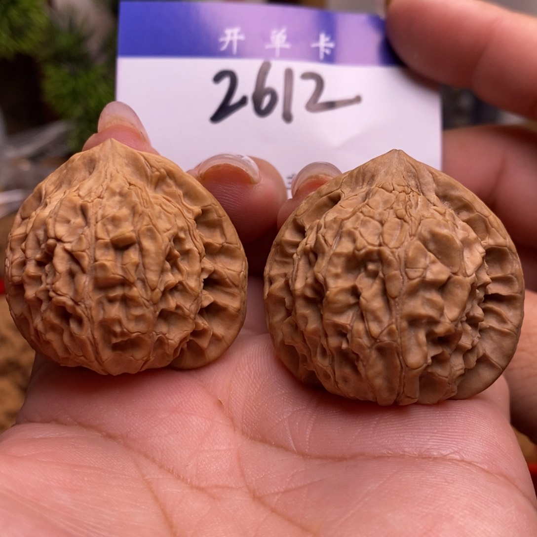 文玩核桃吊坠王**～荷叶。全品。边37。丹