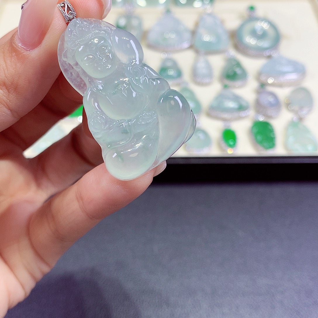 d***l翡翠18K金镶嵌颈饰翡翠