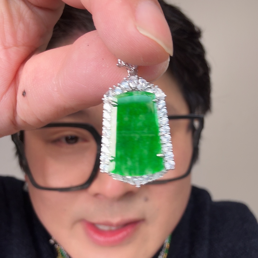 翡翠未镶嵌颈饰一件