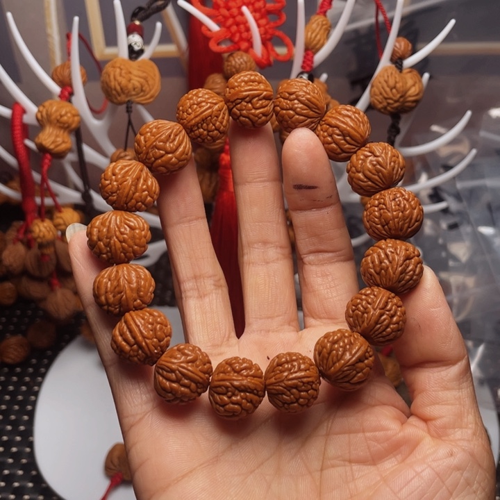 木质类龙纹桃枭挂件