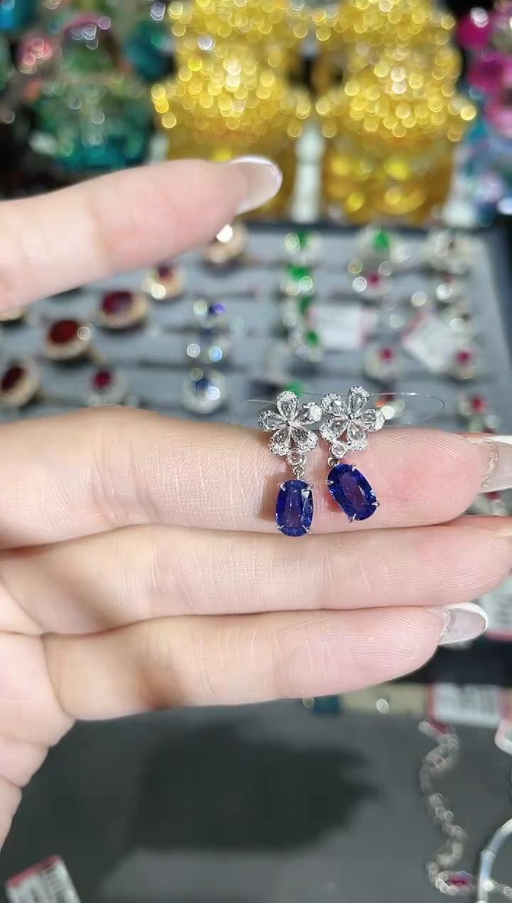 18K金镶嵌天然蓝宝石耳饰耳钉