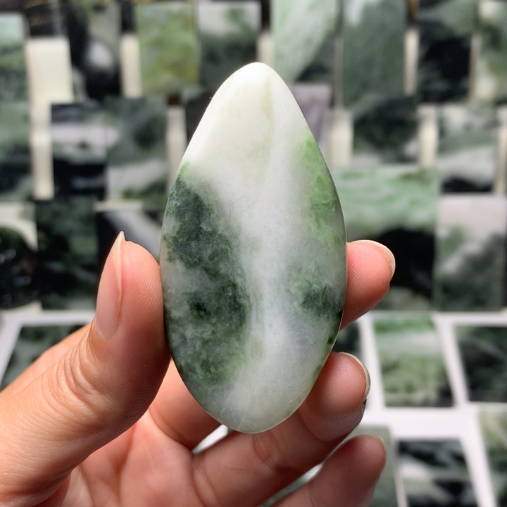 独山玉颈饰未镶嵌