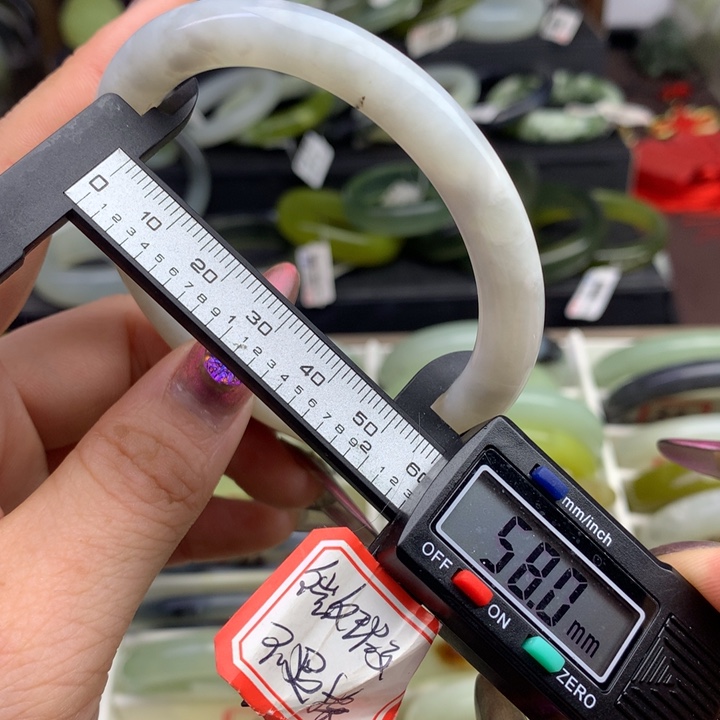 蛇纹石玉手镯未镶嵌18