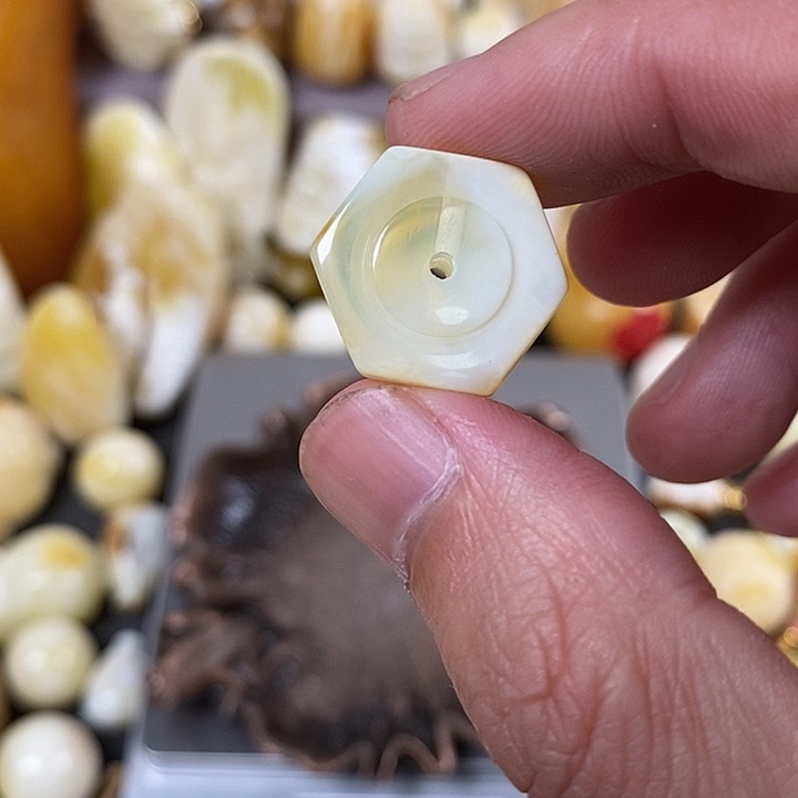 琥珀裸石未镶嵌我