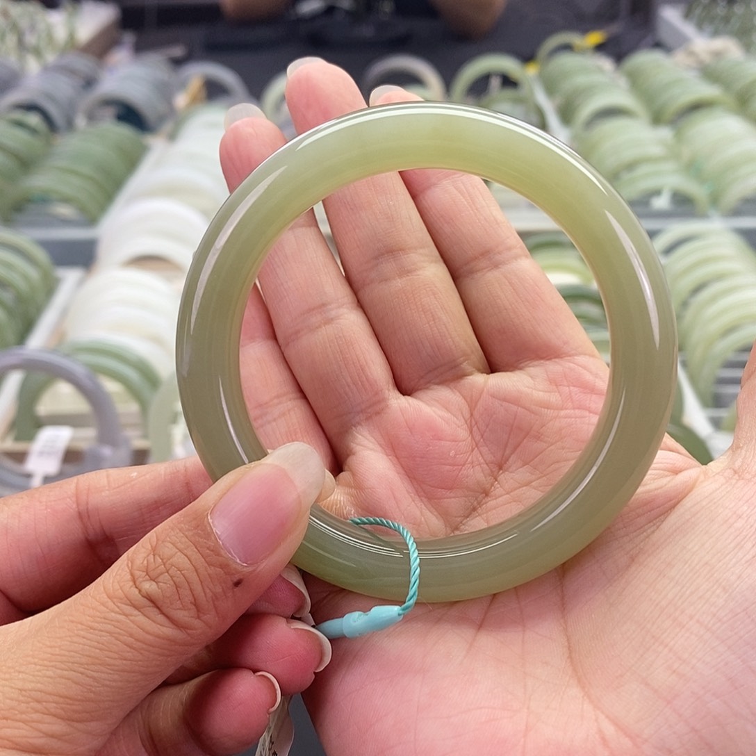 和田玉未镶嵌珠宝奇石和田玉手镯57.58有瑕疵