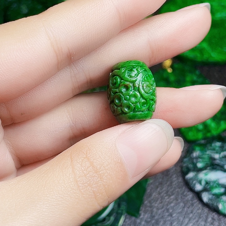 翡翠未镶嵌颈饰多样性