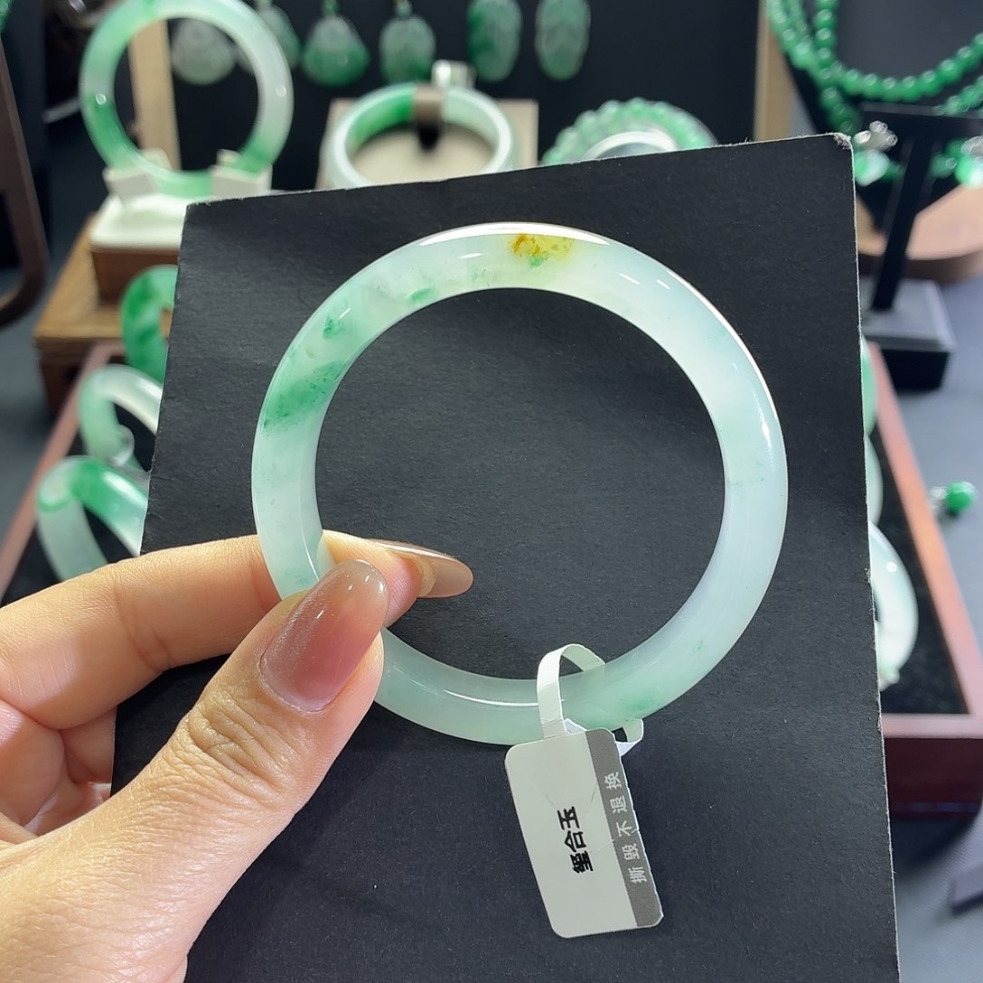 木***子石英质玉未镶嵌手镯