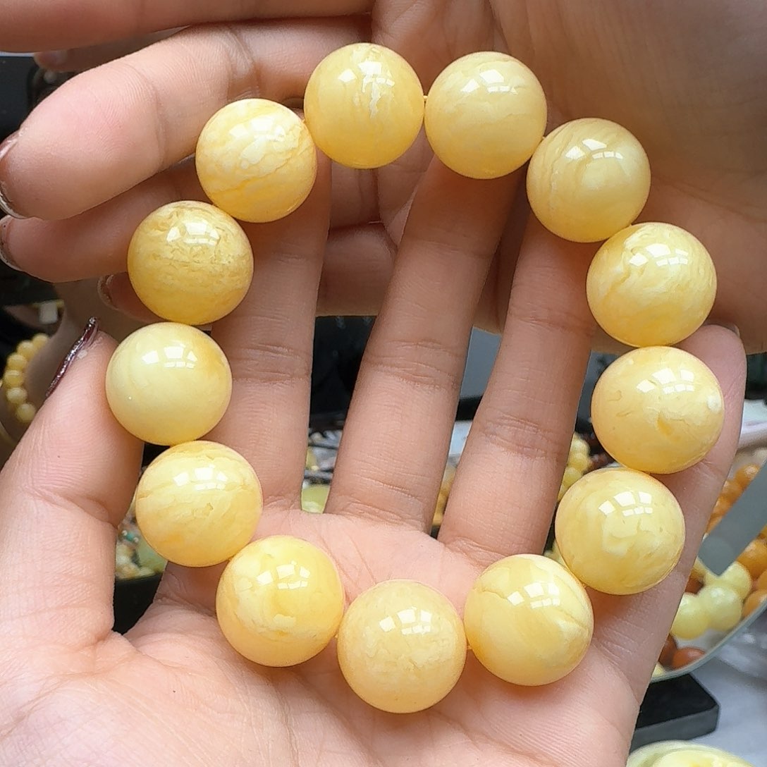 琥珀裸石未镶嵌……