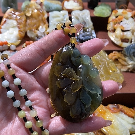 蛇纹石玉未镶嵌颈饰
