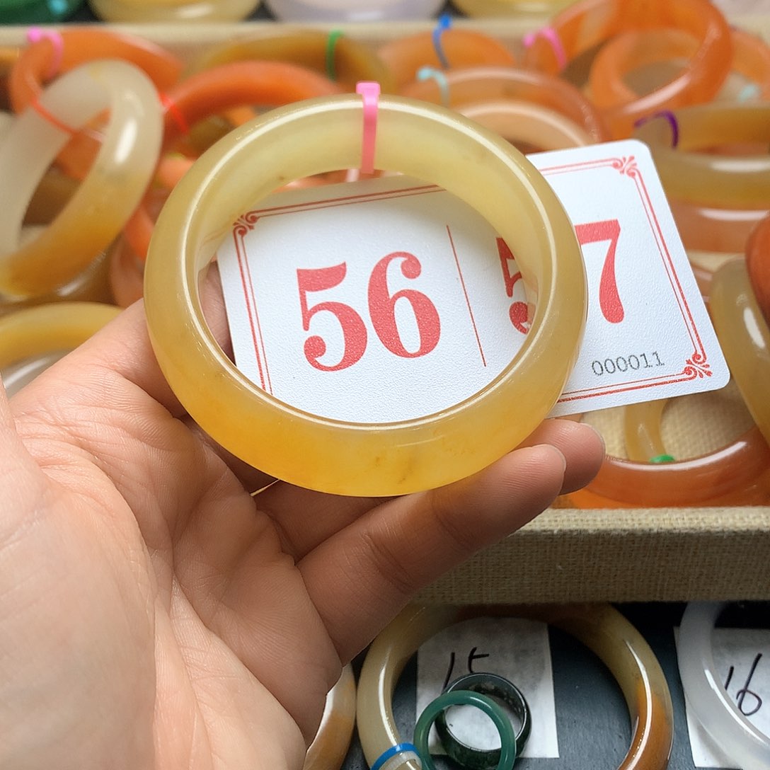 未镶嵌石英质玉（黄龙玉）手镯小****?