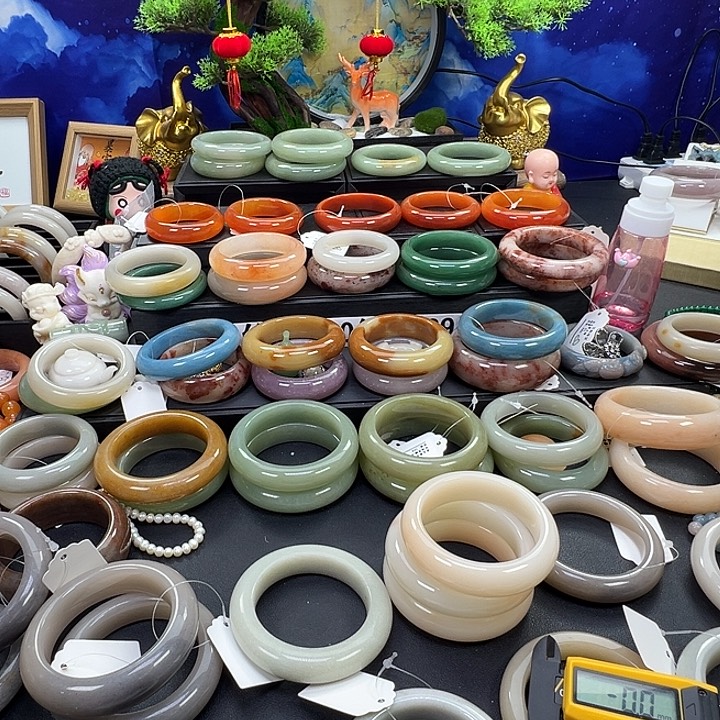 财***尖石英质玉未镶嵌手镯