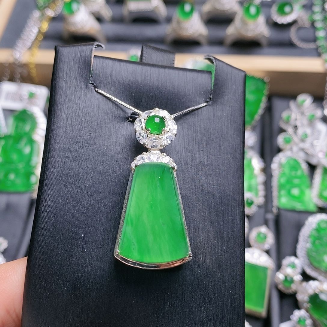 翡翠颈饰未镶嵌南****器吊坠