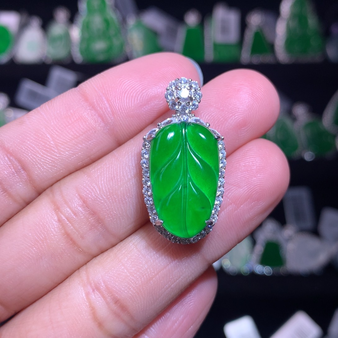 【闪购商品】颈饰银S925镶嵌翡翠格*花