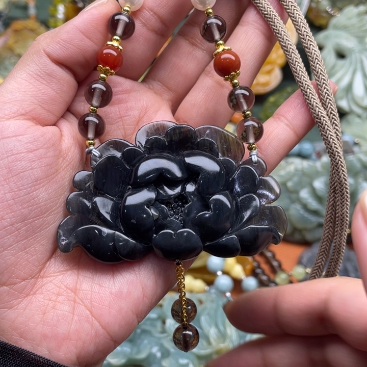 蛇纹石玉吊坠合金