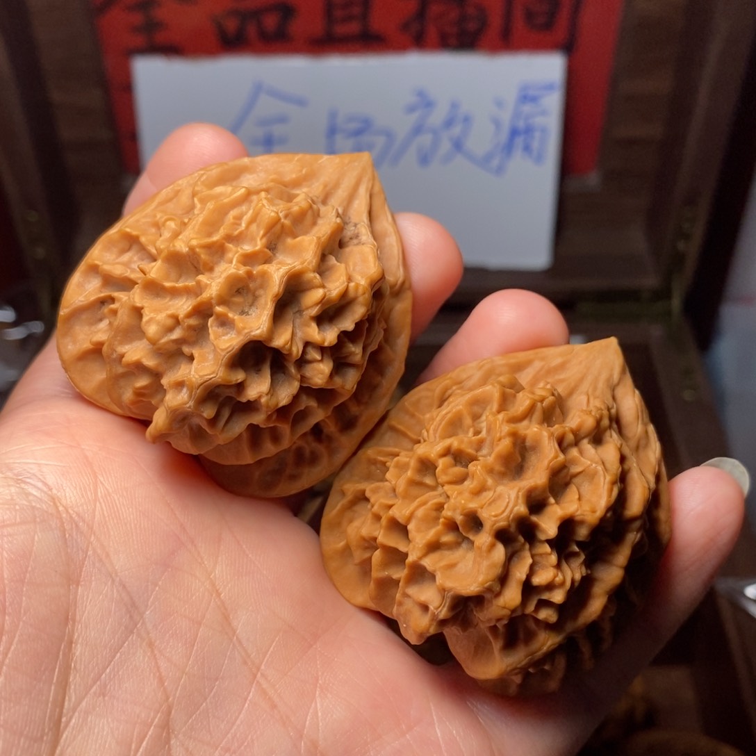 文玩核桃吊坠龙纹