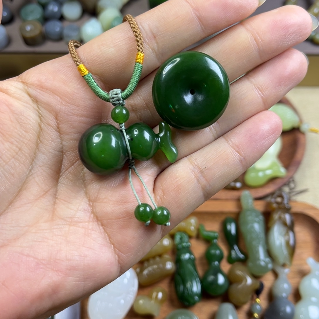 O***K和田玉（碧玉）未镶嵌颈饰