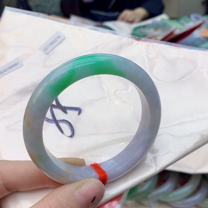 翡翠手镯未镶嵌翡翠手镯