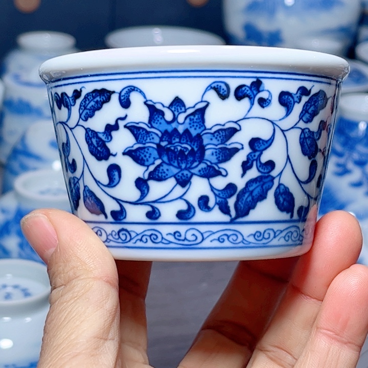 手绘青花缠枝莲主人杯