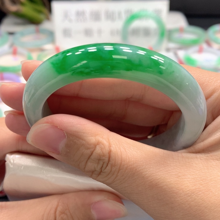 翡翠手镯未镶嵌翡翠