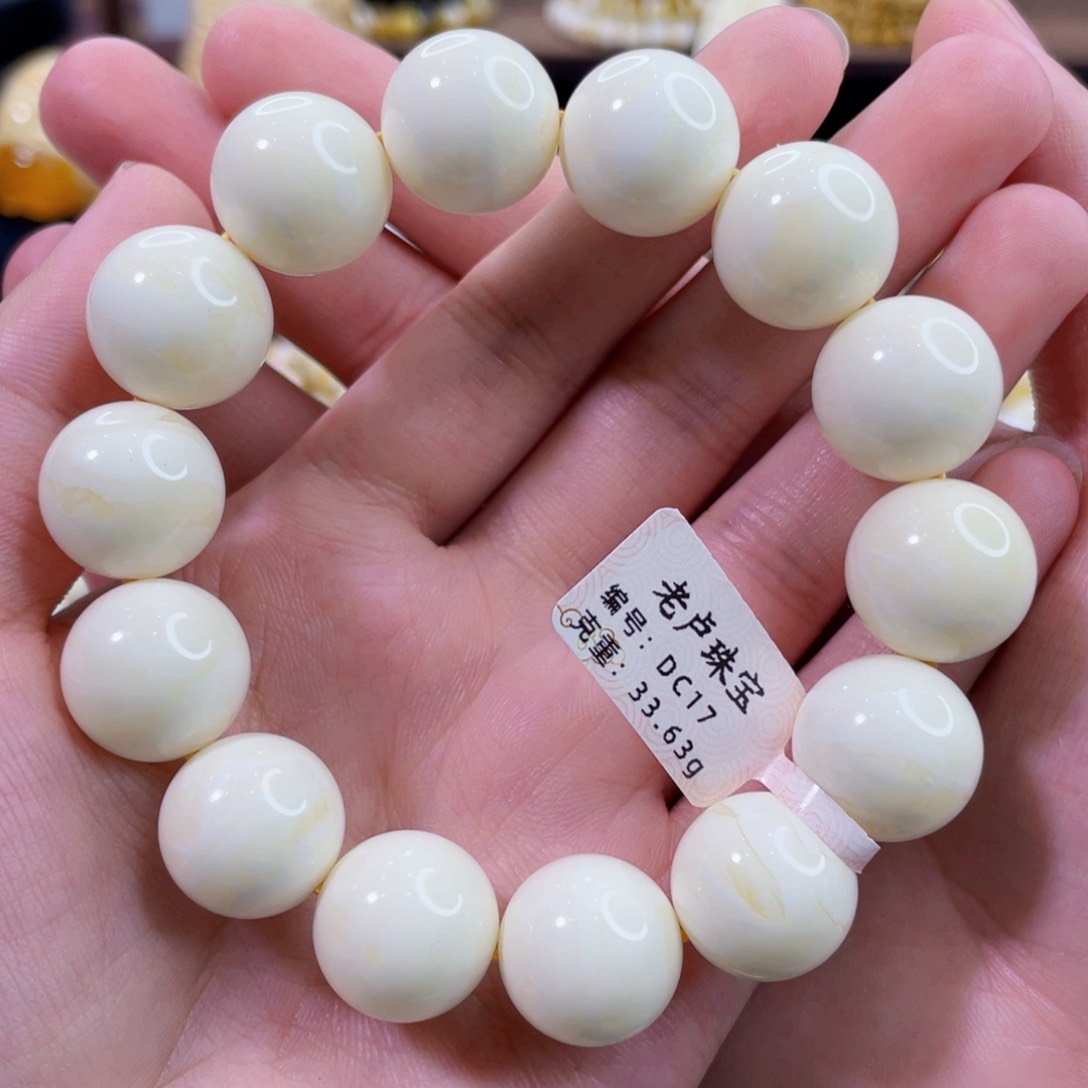 琥珀裸石未镶嵌16mm同料瓷白满蜡近无纹圆珠手串