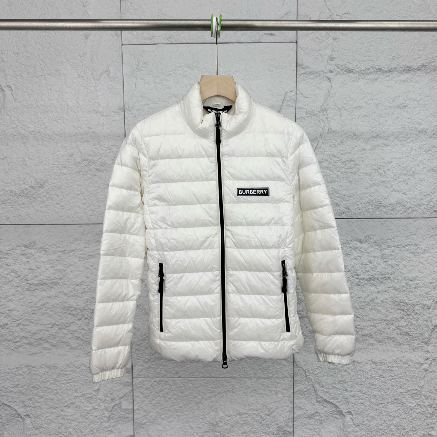 99新 MONCLER M码/白色黑标logo排骨羽绒服/18023802