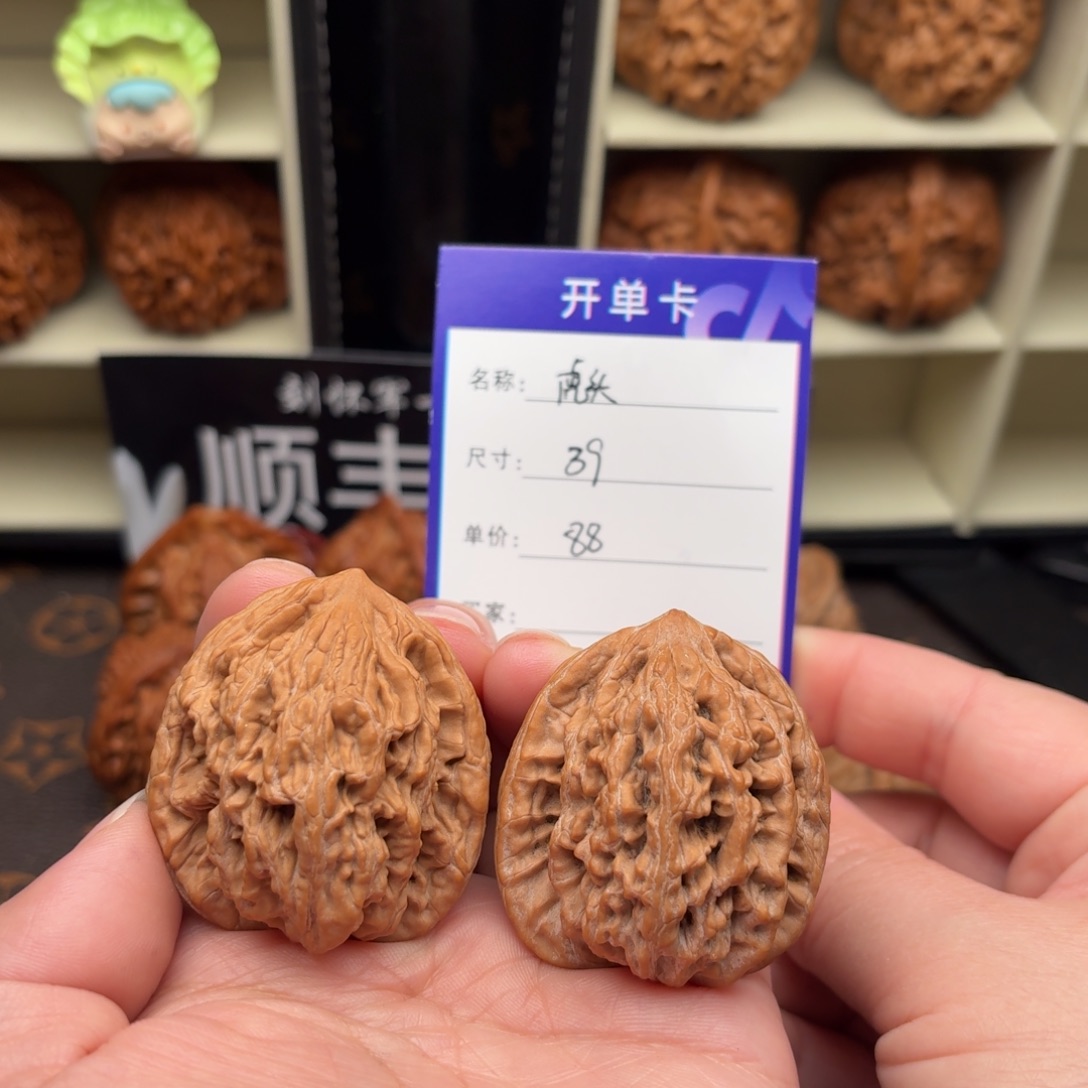 文玩核桃吊坠虎头