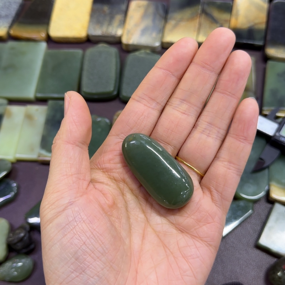 赫***生岫岩河磨玉（透闪石质玉）未镶嵌挂件