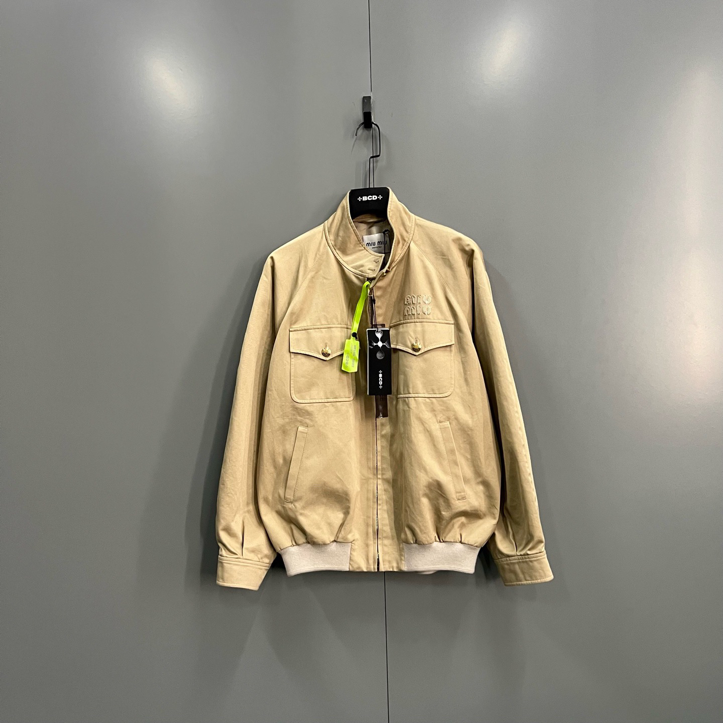 未使用 MIU MIU/缪缪 楠 卡其色刺绣logo拉链外套 38码/610417