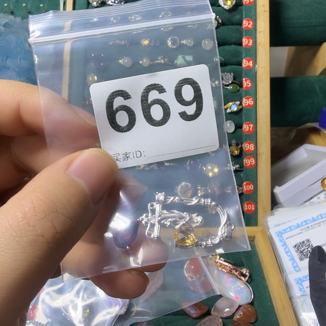 爆****颈饰银S925镶嵌石榴石