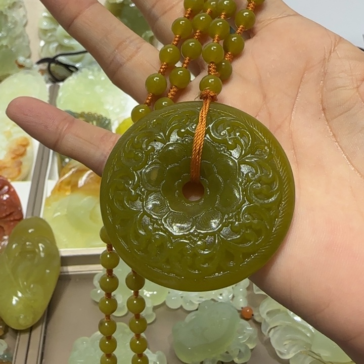 蛇纹石玉吊坠未镶嵌