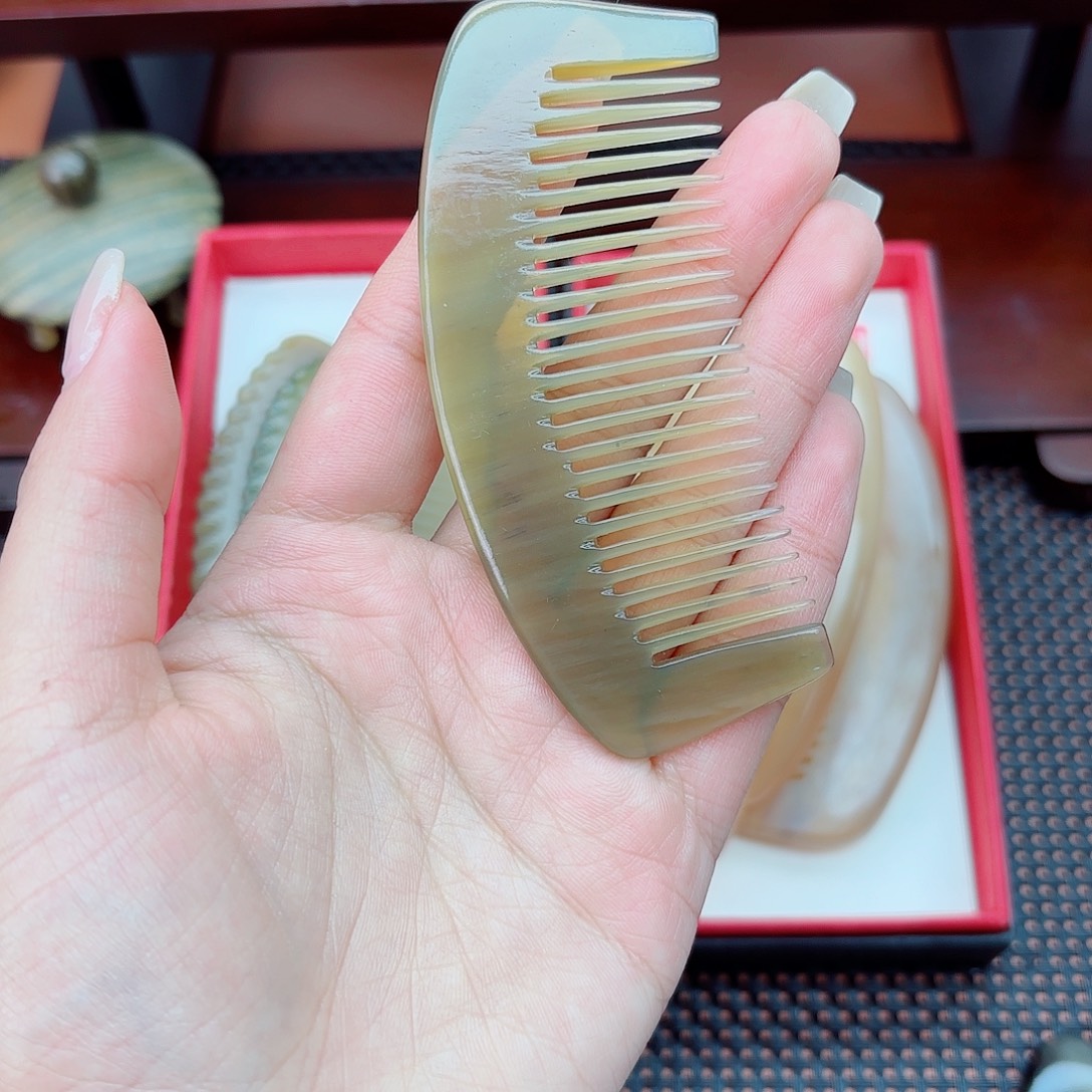 纯手工制作纯牛角梳子