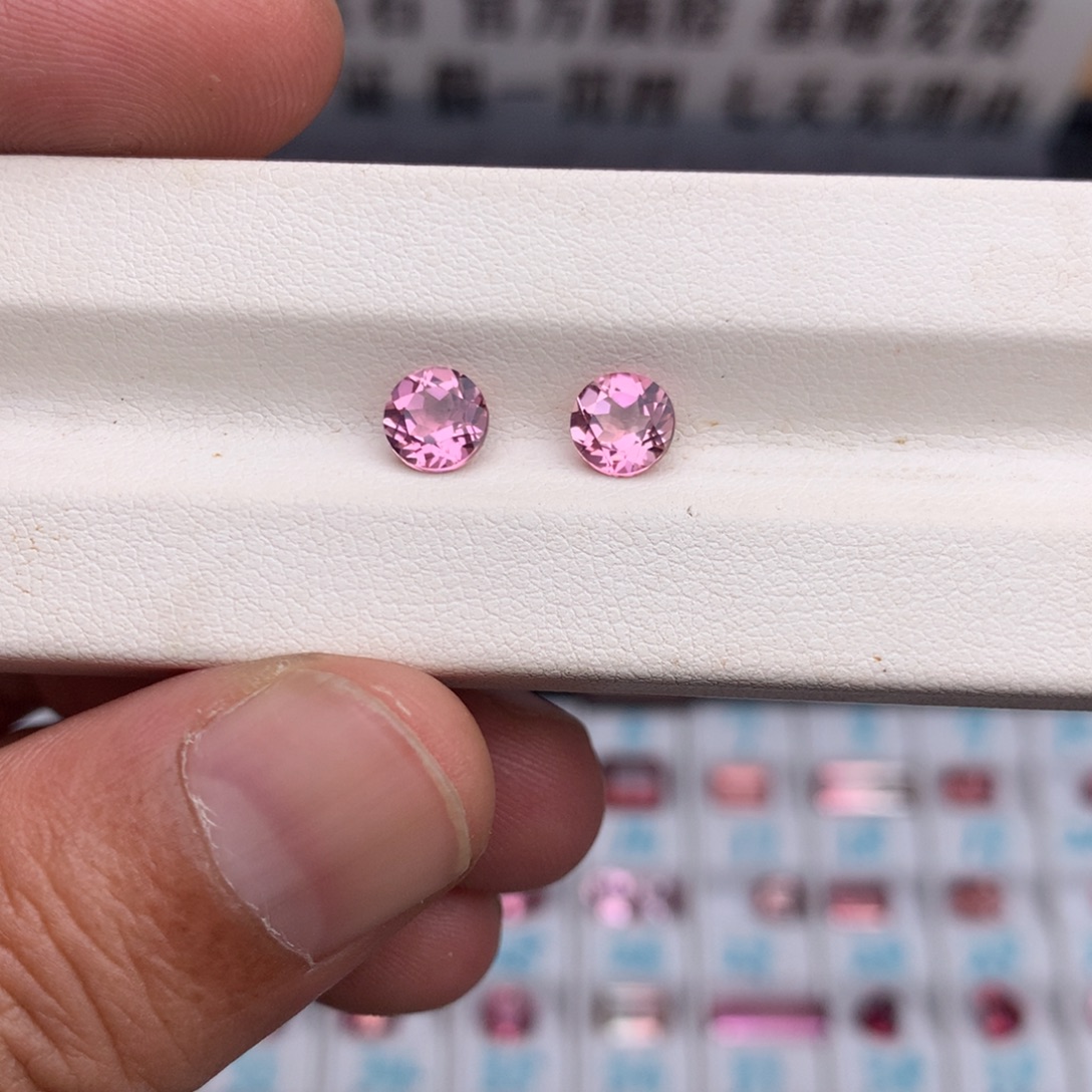 碧玺未镶嵌珠宝半成品圆6一对，精切全净无暇