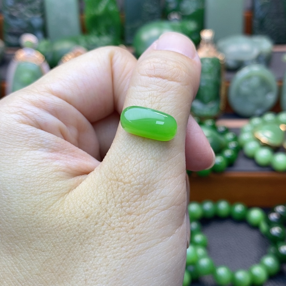 颈饰未镶嵌和田玉（碧玉）戒面