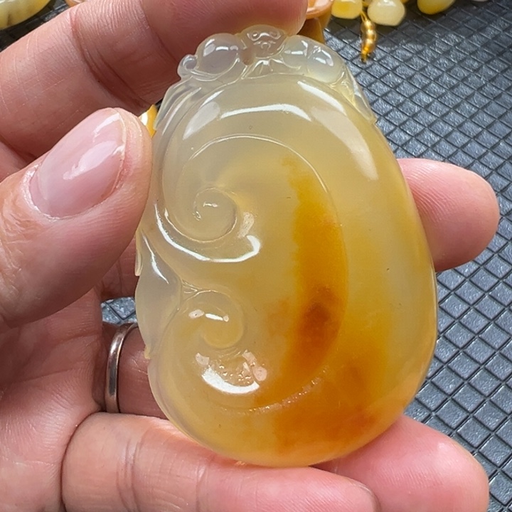 石英质玉（黄龙玉）颈饰未镶嵌
