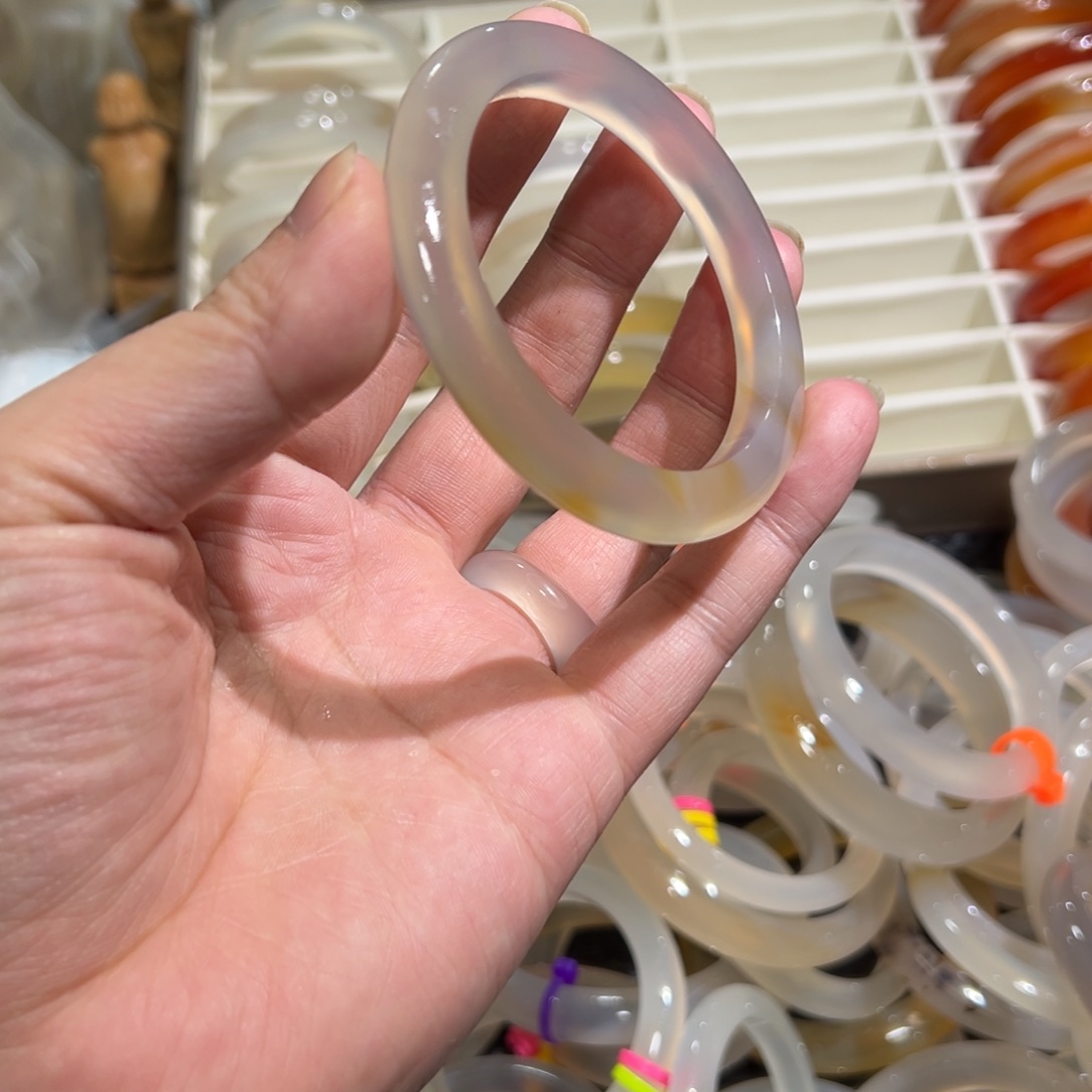 玛瑙/玉髓未镶嵌手镯56圈有包容2.7