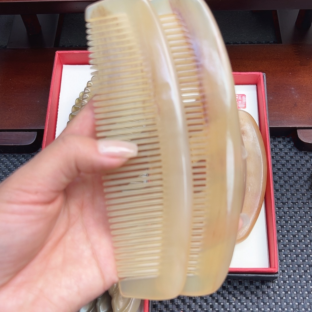 纯手工制作纯牛角梳子