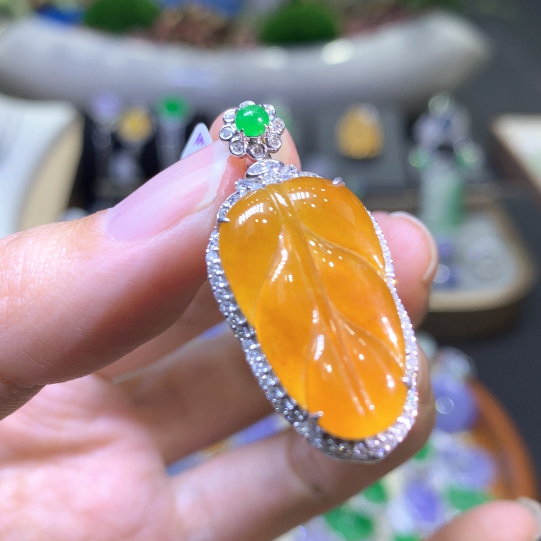 【闪购商品】翡翠颈饰18K金镶嵌翡翠吊坠项链