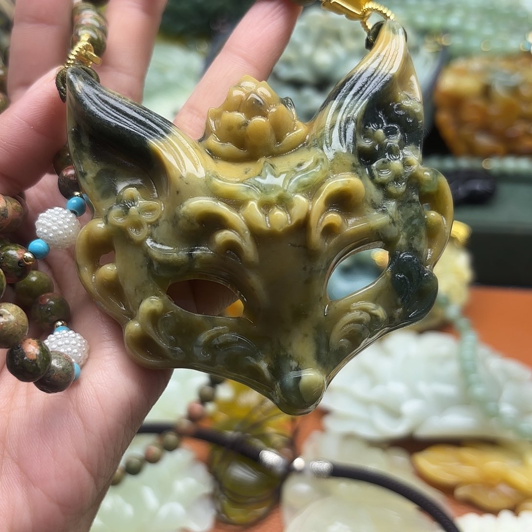 吃***福蛇纹石玉未镶嵌颈饰